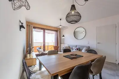 Image de 100m des commerces, 4ème étage, vue station, balcon, télévision, casier à ski, 55m², La Plagne