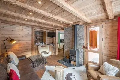 Image de À 70m des pistes de ski, Rez-de-chaussée, terrasse, cheminée ou poêle à bois, télévision