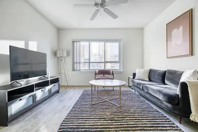 Image de Modern Downtown Bellevue 2br w/ W/D & Storage, near Shops, by Blueground