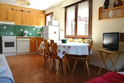 Image de 50m du centre station, 3ème étage, balcon, cheminée ou poêle à bois, télévision, 49m²