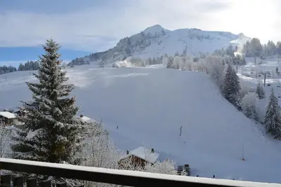 Image de 200m du centre station, 1er étage, vue pistes de ski, balcon, parking, télévision, casier à ski