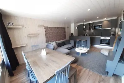 Image de 300m du centre station, 8ème étage, terrasse, balcon, parking, télévision, casier à ski, 75m²