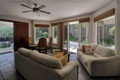 Image de Dog-friendly home with private washer/dryer and ocean view  - walk to the beach