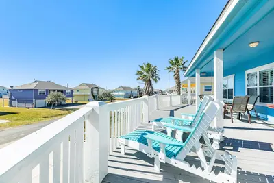 Image de Beachside Family-Friendly Escape with Wraparound Deck, Fast WiFi & Washer/Dryer