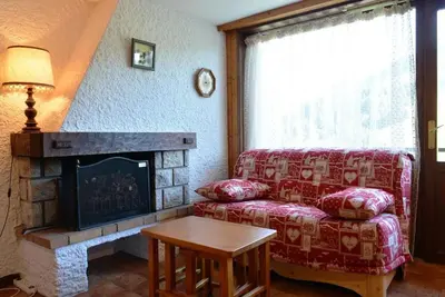 Image de 1er étage, vue pistes de ski, balcon, cheminée ou poêle à bois, parking, télévision, 50m²