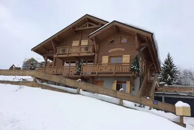Image de À 50m des pistes de ski, Rez-de-chaussée, vue pistes de ski, terrasse, cheminée ou poêle à bois