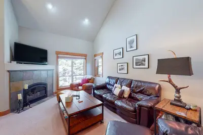 Image de Comfortable Condo with Shared Pool, Gas Fireplace & Washer/Dryer