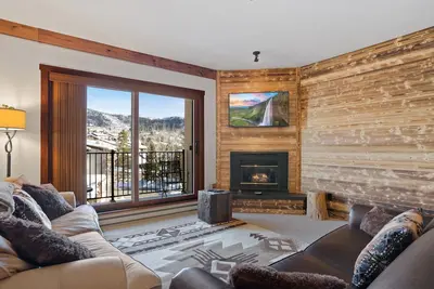 Image de Updated, Second-Floor Condo with WiFi, Mountain Views, Outdoor Pool, & Hot Tub