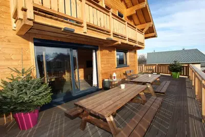 Image de Chalet, à 150m des pistes de ski, piscine, terrasse, parking, télévision, casier à ski, 215m²