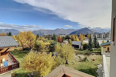 Image de À 50m des pistes de ski, 1er étage, vue montagne, balcon, parking, télévision, casier à ski, 35m²