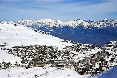 Image de À 10m des pistes de ski, 2ème étage, vue pistes de ski, balcon, télévision, casier à ski, 27m²