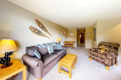 Image de Ski-in/ski-out condo with mountain view, seasonal pool