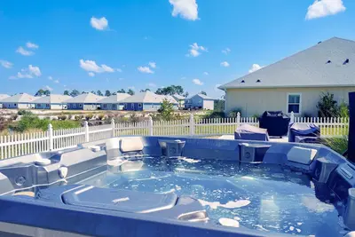 Image de Snowbird-Friendly Home with Screened Patio, Central Ac, Shared Pool, & WiFi