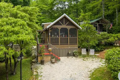 Cozy Cottage in a Quiet Community; walking distance to Main Street!