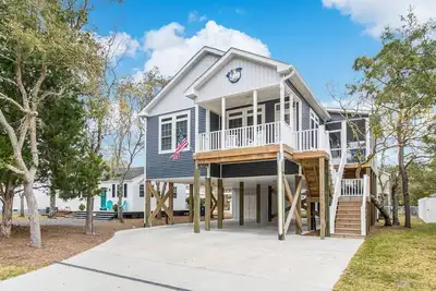 Image de Pet Friendly -Fenced Backyard - Perfect Beach Getaway! Private Bungalow w/ living Space!