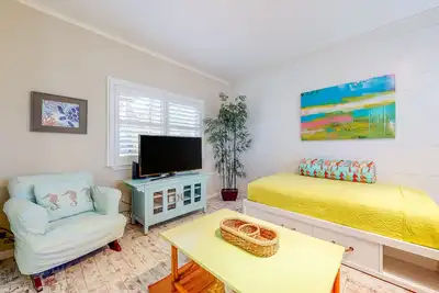Image de Cheerful Condo w/ Shared Pool, WiFi, and Central Ac - One Block From the Beach