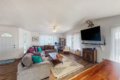 Image de Serene waterfront haven with lake views, fenced yard & home office