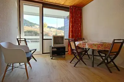 Image de 300m du centre station, 2ème étage, vue pistes de ski, balcon, télévision, casier à ski, 27m²
