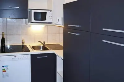 Image de 10m des commerces, 6ème étage, vue montagne, piscine, balcon, télévision, casier à ski, 35m²