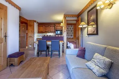 Image de 200m du centre station, 5ème étage, vue montagne, piscine, balcon, télévision, casier à ski, 38m²