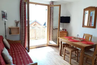 Image de 300m des commerces, 1er étage, vue montagne, balcon, parking, télévision, casier à ski, 32m²
