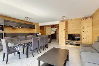 Image de Centre station, 2ème étage, vue pistes de ski, balcon, parking, télévision, casier à ski, 80m²