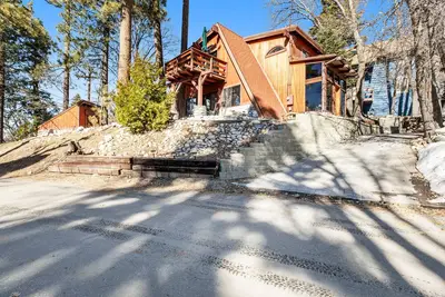 Image de Classic two-story cabin & loft with fast WiFi, wood stove & balcony - ski nearby