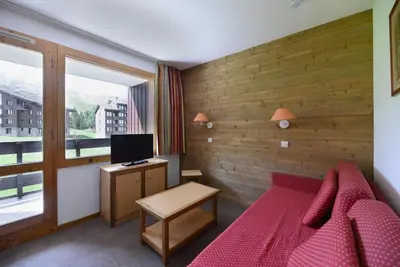Image de 50m du centre station, 3ème étage, vue pistes de ski, balcon, télévision, casier à ski, 28m²