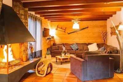Image de Chalet, wifi, 200m des commerces, sauna, cheminée ou poêle à bois, parking, télévision, 240m²