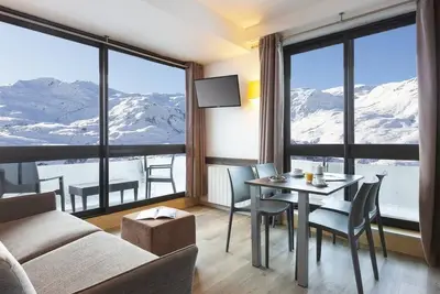Image de Wifi, à 250m des pistes de ski, vue station/pistes de ski, piscine, balcon, télévision, casier à ski
