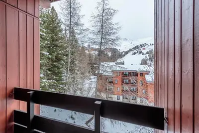 Image de 50m des commerces, 4ème étage, vue montagne, piscine, balcon, télévision, casier à ski, 54m²