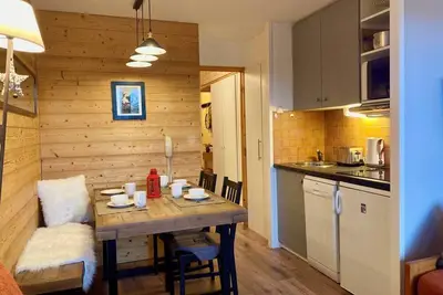 Image de 150m du centre station, 2ème étage, vue pistes de ski, balcon, télévision, casier à ski, 27m²