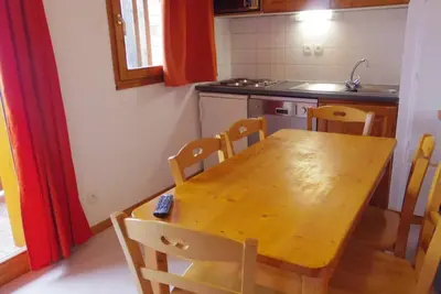 Image de 200m du centre station, 2ème étage, vue montagne, balcon, télévision, casier à ski, 31m²