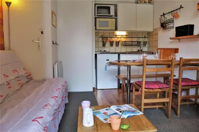 100m du centre station, 2ème étage, balcon, télévision, casier à ski, 20m², Risoul