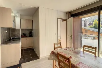 Image de À 10m des pistes de ski, 2ème étage, vue pistes de ski, balcon, télévision, casier à ski, 27m²