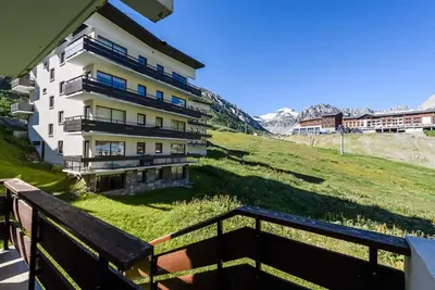 Image de 300m du centre station, Rez-de-chaussée, vue pistes de ski, balcon, télévision, casier à ski, 45m²