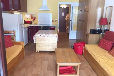 10m du centre station, 2ème étage, vue pistes de ski, balcon, télévision, casier à ski, 30m², Risoul