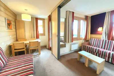 Image de 300m du centre station, 2ème étage, vue station, piscine, balcon, télévision, 24m², La Plagne