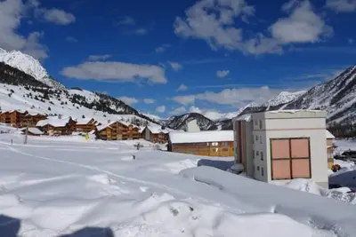 Image de À 50m des pistes de ski, 1er étage, balcon, télévision, casier à ski, 42m², Montgenèvre