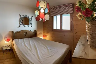 Image de 200m des commerces, 1er étage, vue panoramique, balcon, parking, télévision, casier à ski, 59m²