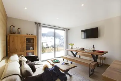 Image de 300m des commerces, 3ème étage, vue montagne, terrasse, balcon, télévision, casier à ski, 42m²