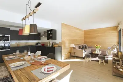 Image de 300m des commerces, Rez-de-chaussée, terrasse, télévision, casier à ski, 68m², Les 2 Alpes