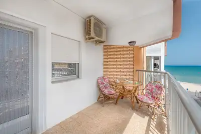 Image de Appartement 'Vue sur la mer Plage 50 mètres' avec Terrasse, A/C & Wi-Fi
