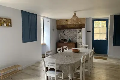 Image de Authentique maison en pierre dans un village typique au pied d'un château!