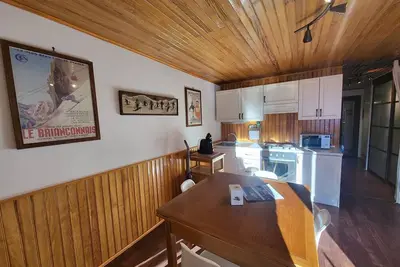 Image de Studio ensoleillé avec balcon, parking et casier à skis au centre de Montgenèvre