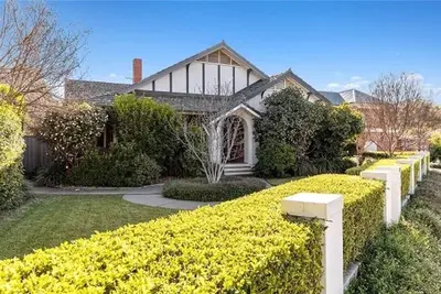 Image de Luxuriously appointed, recently renovated 4 bed, 3 bath home in Cbd