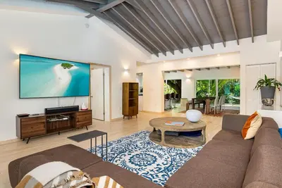 Image de Secluded house nested in Coconut Grove