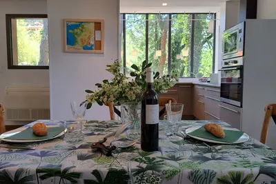 Image de Logement lumineux dans les bois avec terrasse