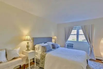 Image de Bay Shore Condo Close to Outdoor Sports & Institutes!
