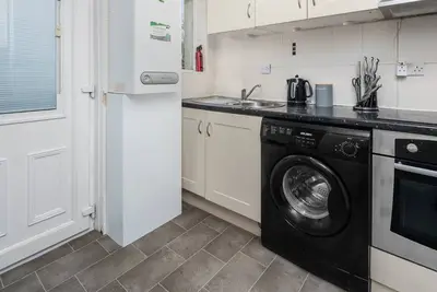 Image de Traditional ground floor apartment close to train station